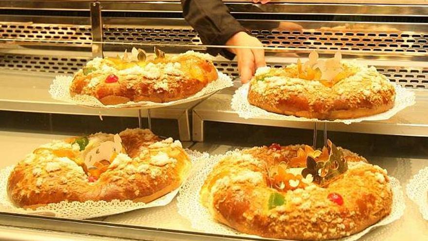 Varios roscones de Reyes en una pastelería. / jesús de arcos