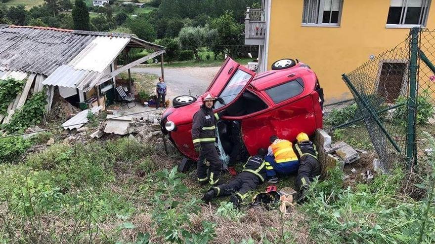 Los bomberos de Betanzos durante las labores de excarcelación