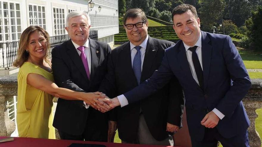 La conselleira de Medio Ambiente, los rectores de Santiago y A Coruña, y el titular de Educación, ayer.