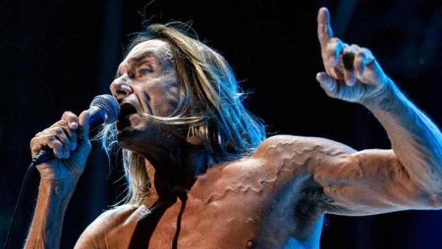 Iggy Pop, durante una actuación reciente. / PETER NYIKOS