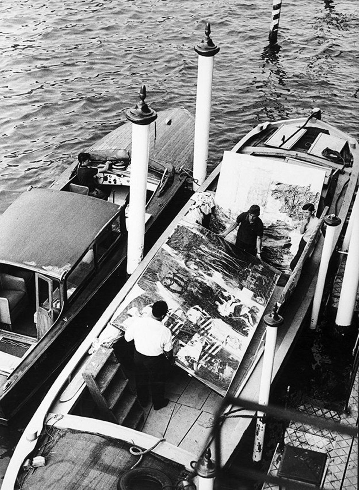 Transporte de las obras de Robert Rauschenberg en Venecia (1964).