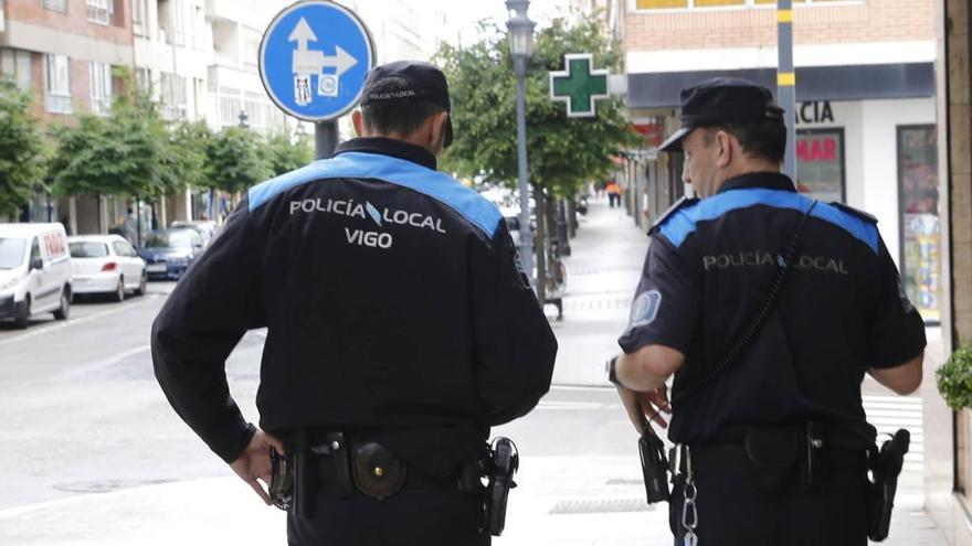 Agentes de la Policía Local de patrulla por Vigo. // R. Grobas