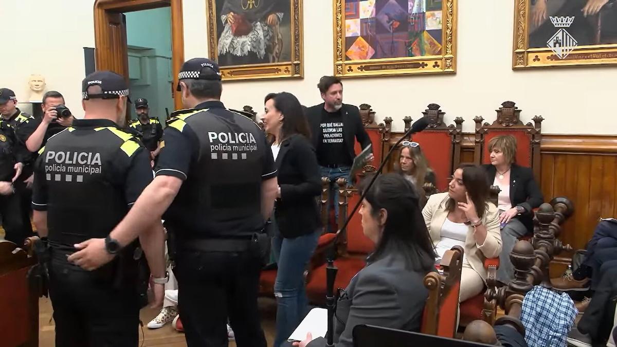 Momento en el Pleno de Terrassa cuando los concejales de Vox fueron expulsados