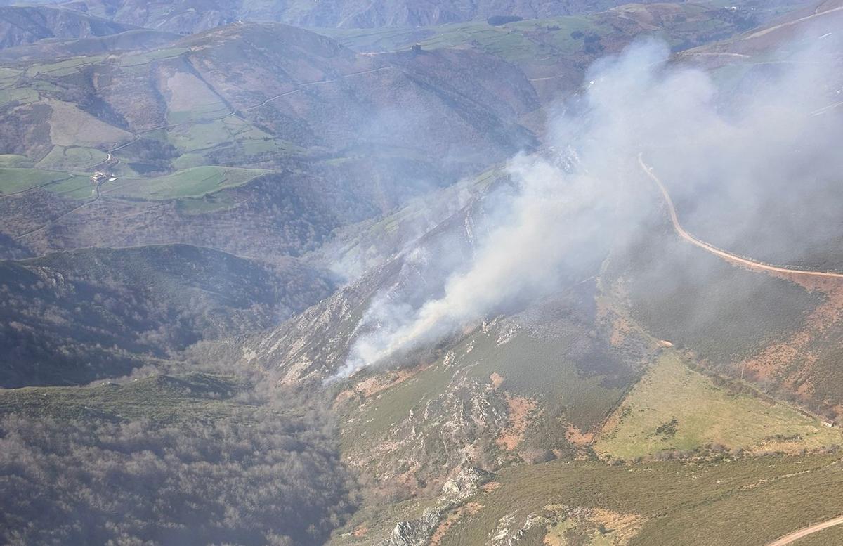 Incendio registrado en Porciles (Cangas del Narcea).