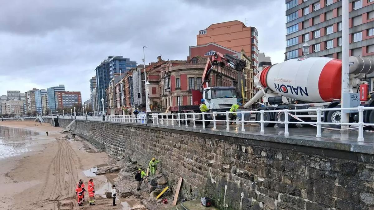 Reparaciones en la playa de San Lorenzo, Gijón tras el paso de la borrasca Ingrid.