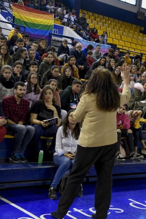 La diputada Carla Antonelli, con estudiantes de Secundaria en el Centro Insular de Deportes