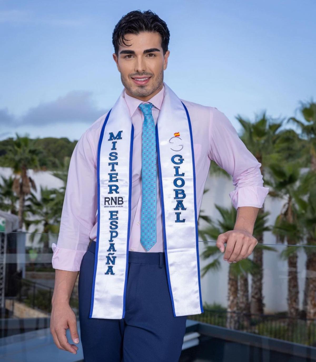 El joven de la Vall, con la banda que le acredita como Mister España Global 2025, lo que le permitirá representar al país en Tailandia en el certamen internacional.