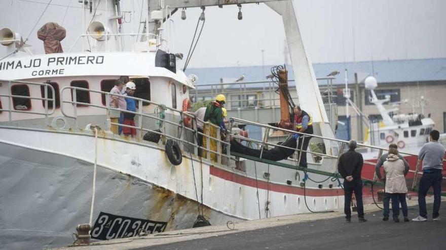 Un marinero de un arrastrero coruñés muere tras golpearse la cabeza mientras faenaba