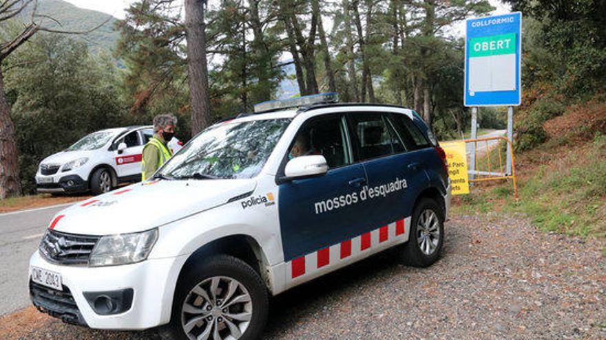 Un vehicle dels Mossos d&#039;Esquadra en un operatiu preventiu al Montseny.