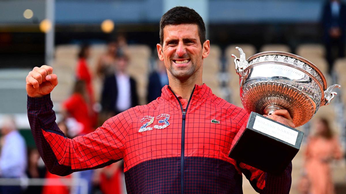 Djokovic posa con su 23 trofeo de Grand Slam