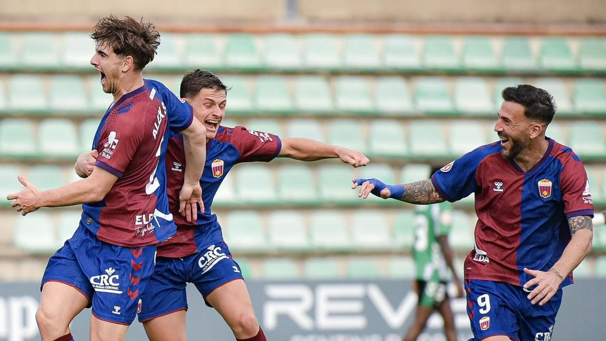 Álex Serra, Nacho Quintana y Dioni celebran el gol del defensa en Sevilla.