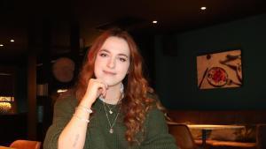 Autumn Woods, autora de la novela juvenil Nightshade, ambientada en una misteriosa universidad