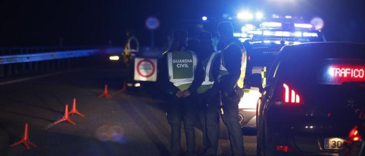 Agentes en el lugar del accidente, el pasado lunes. | Ángel González R. G. / M. Á. G.