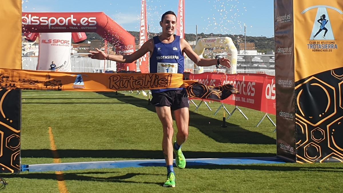 Antonio Montero celebra la victoria en la CP Ruta de la Miel.