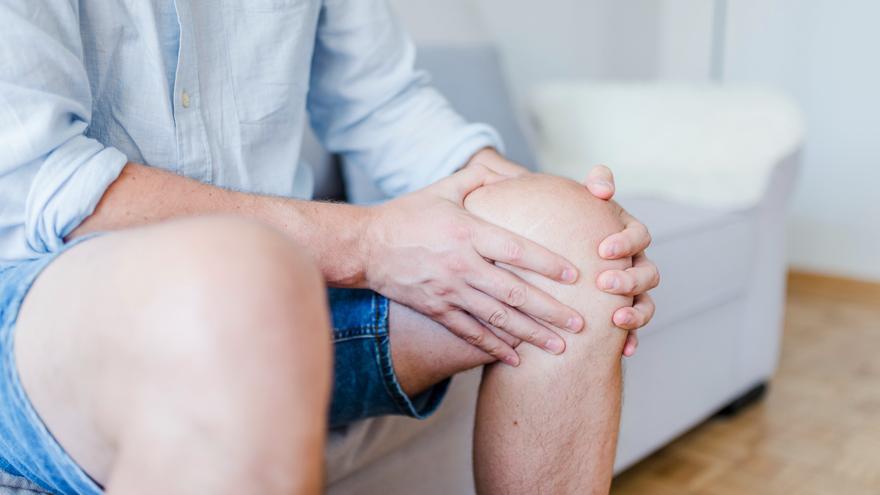 ¿Por qué puede que te duelan las rodillas al levantarte tras las vacaciones?