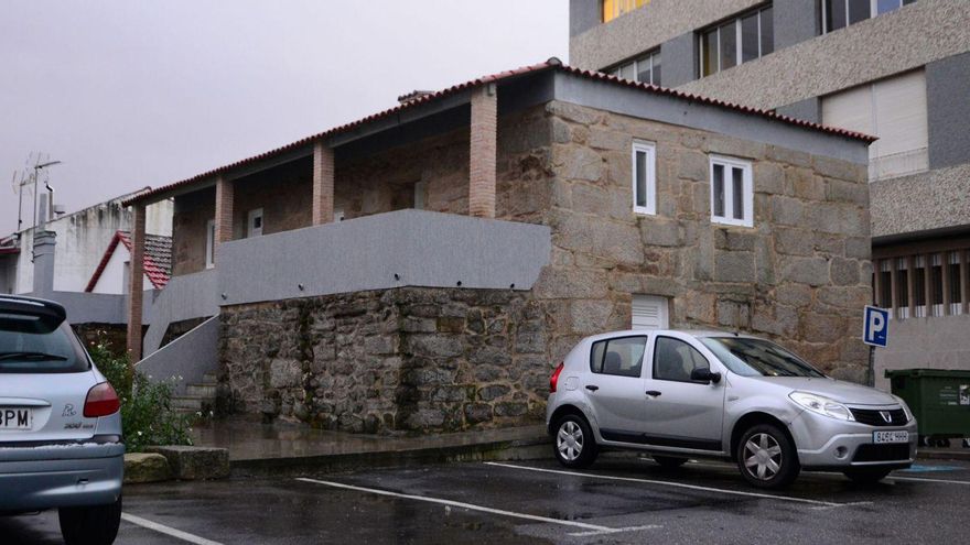 Casa dos Pobres, en la calle Enseñanza de Cangas.