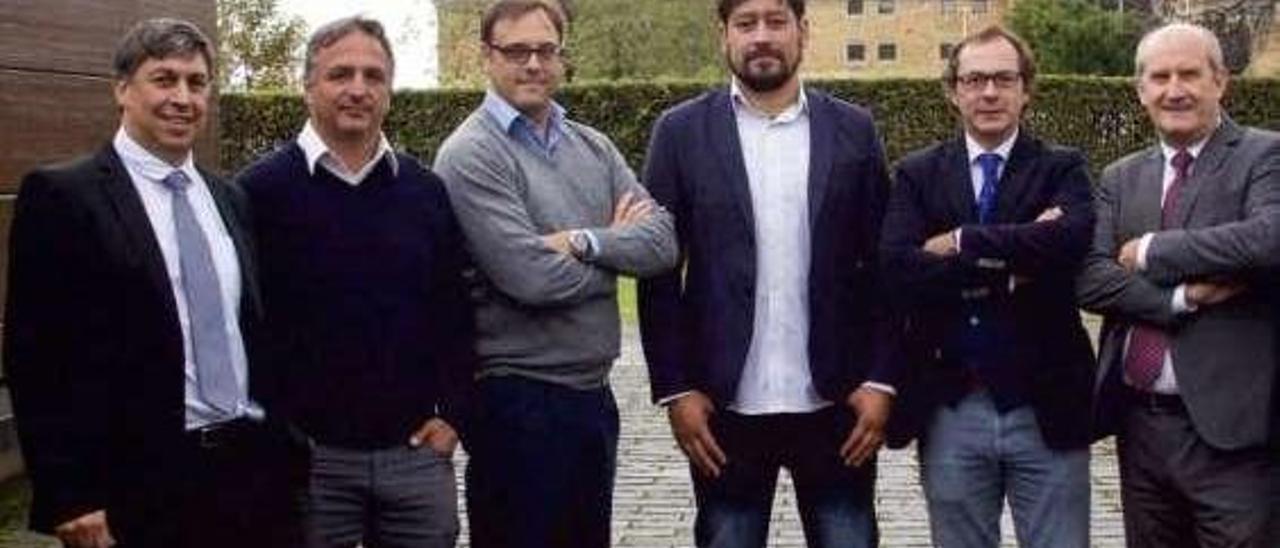Por la izquierda, Paco Zárate, Marcelo Chorny, Luis Vallina Triver, Gonzalo Zapata, Javier Castilla y Chema Díaz, seis de los integrantes del equipo humano de Nueso Group, en el Parque Científico y Tecnológico de Gijón.