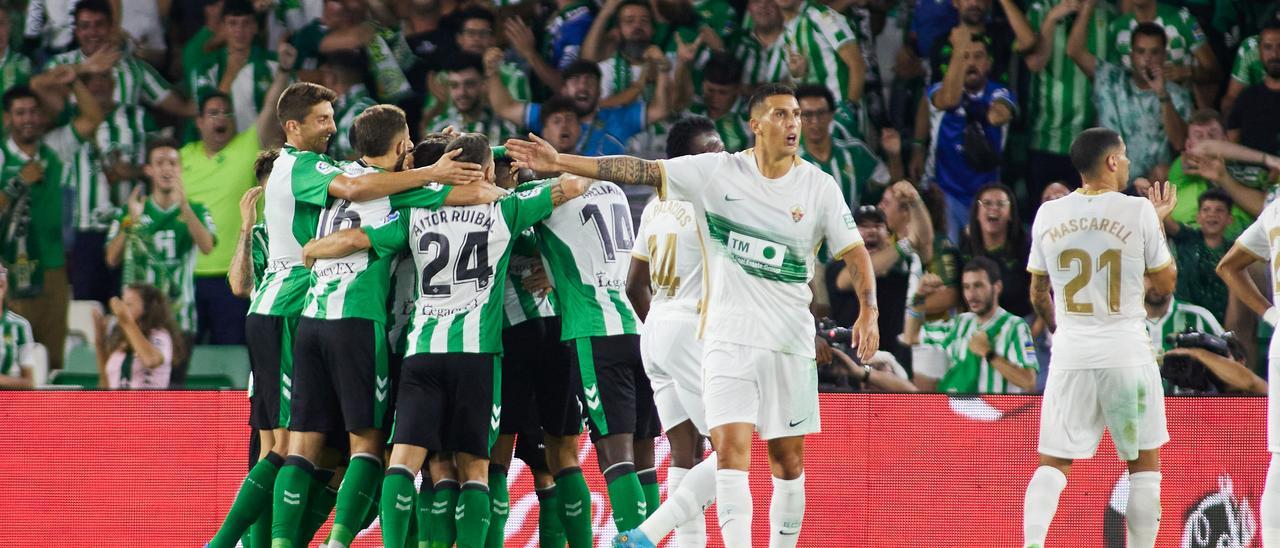 Enzo Roco protesta la jugada del primer gol, en la que se confió en que el balón iba a salir