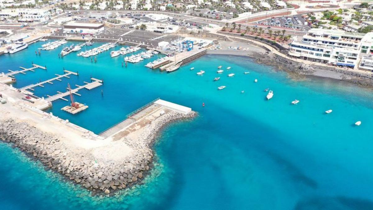 Dique martillo en la dársena pesquera del puerto de Playa Blanca.