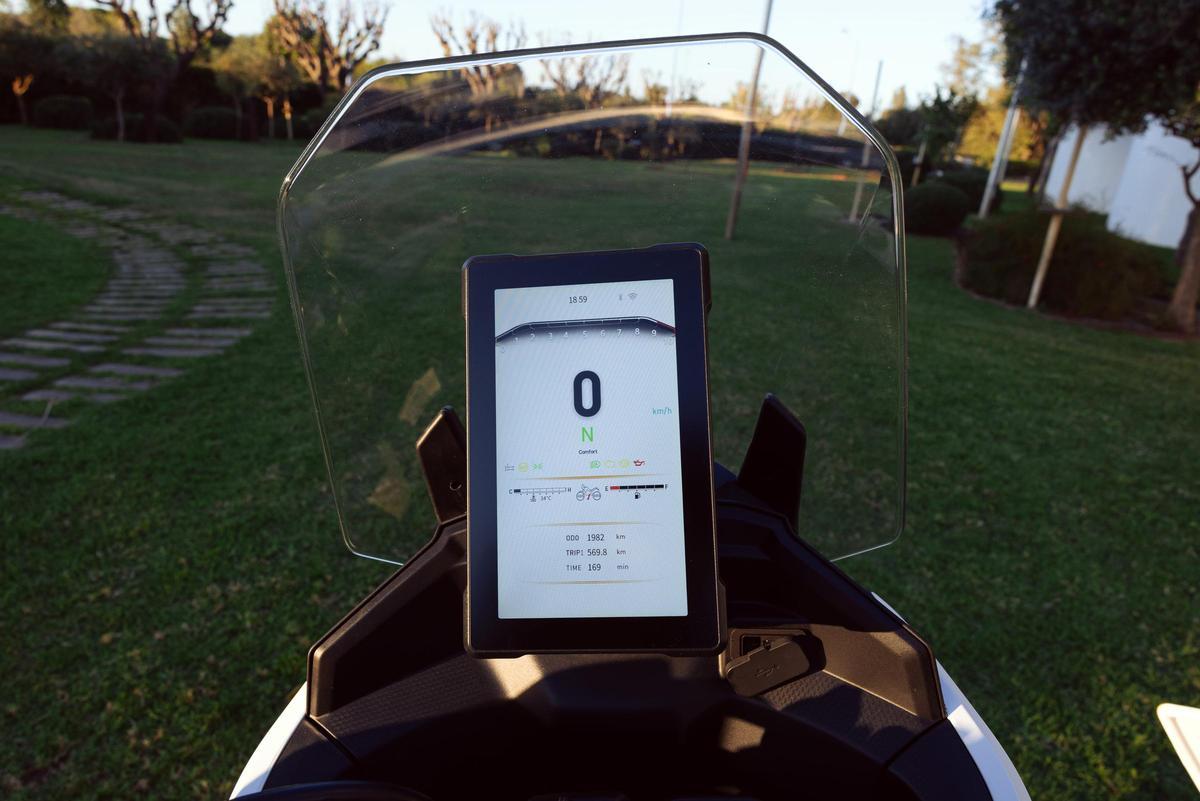 800X GT'nin açıkça öne çıktığı noktalardan biri, bağlantı özellikli 7 inçlik dikey TFT ekran gibi donanımları.