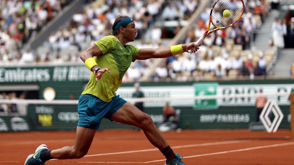 Nadal devuelve la bola, durante la final de ayer disputada en París ante Casper Ruud. |  // EFE