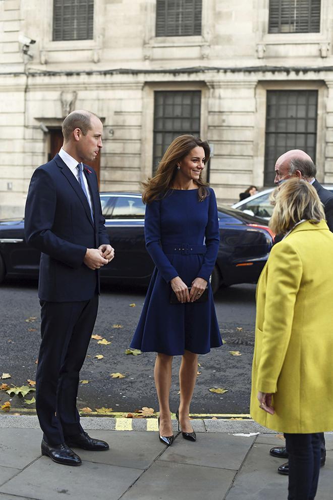 Kate Middleton estrena vestido azul en Londres