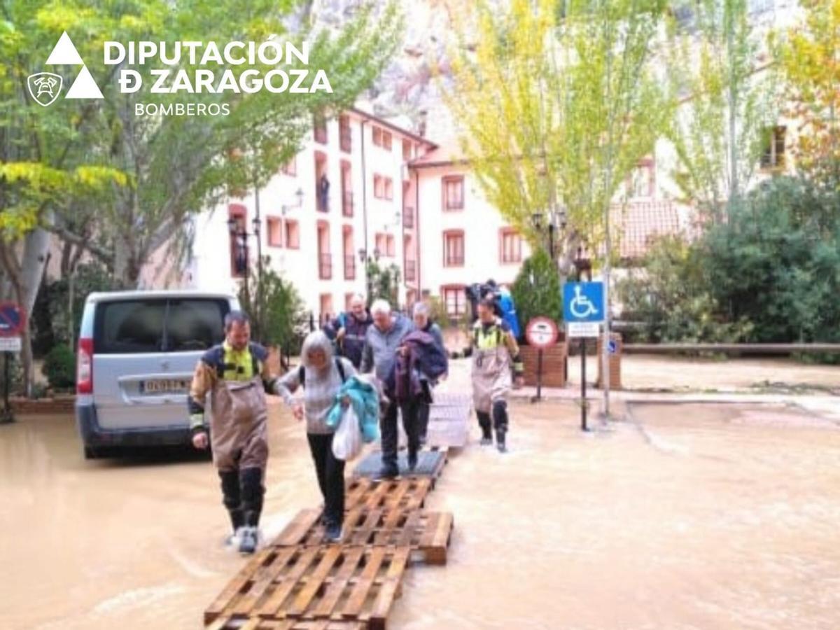 Bomberos de la DPZ sacando a algunas de las personas atrapadas por la crecida en Jaraba.