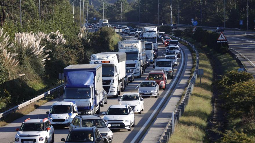 En imágenes: Jornada de atascos en la &quot;Y&quot; por las obras del tercer carril y de Serín