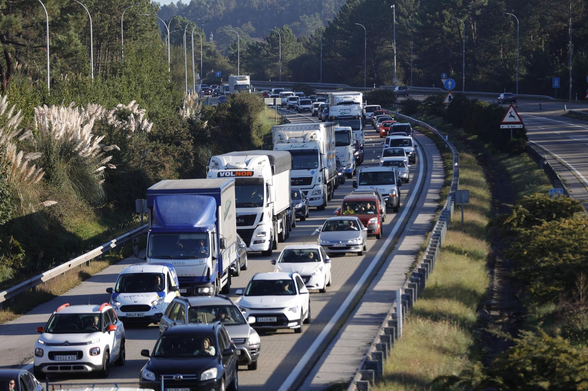 En imágenes: Jornada de atascos en la "Y" por las obras del tercer carril y de Serín