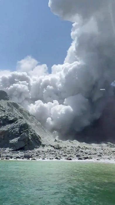 Erupción del volcán Whakaari en Nueva Zelanda.