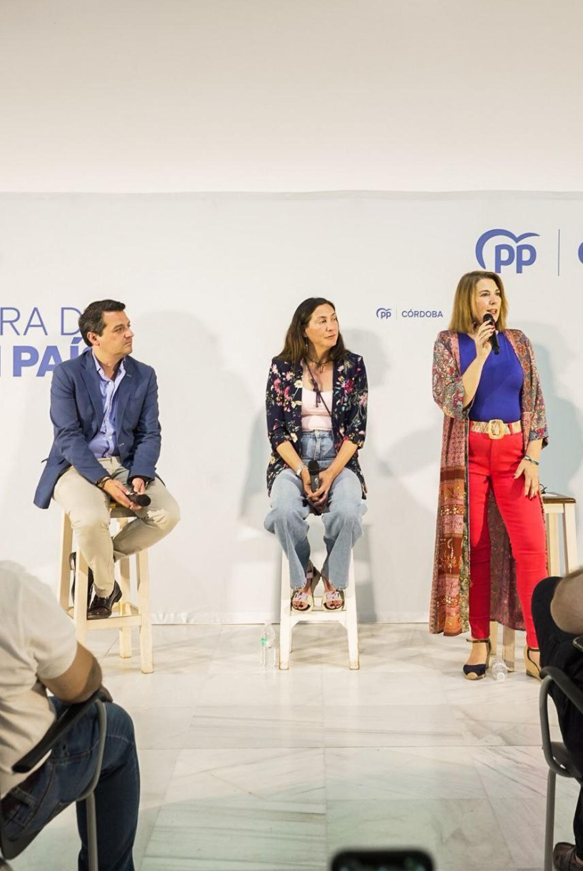 El candidato popular a la Alcaldía participa en un Foro de Innovación Social junto a la presidenta del comité electoral del PP de Andalucía, Loles López y la responsable de Política Social del PP de Córdoba, Eva Contador.