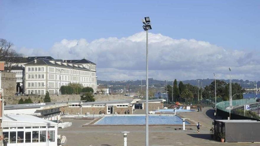 Piscina e instalaciones de La Solana, con el hospital militar al fondo.