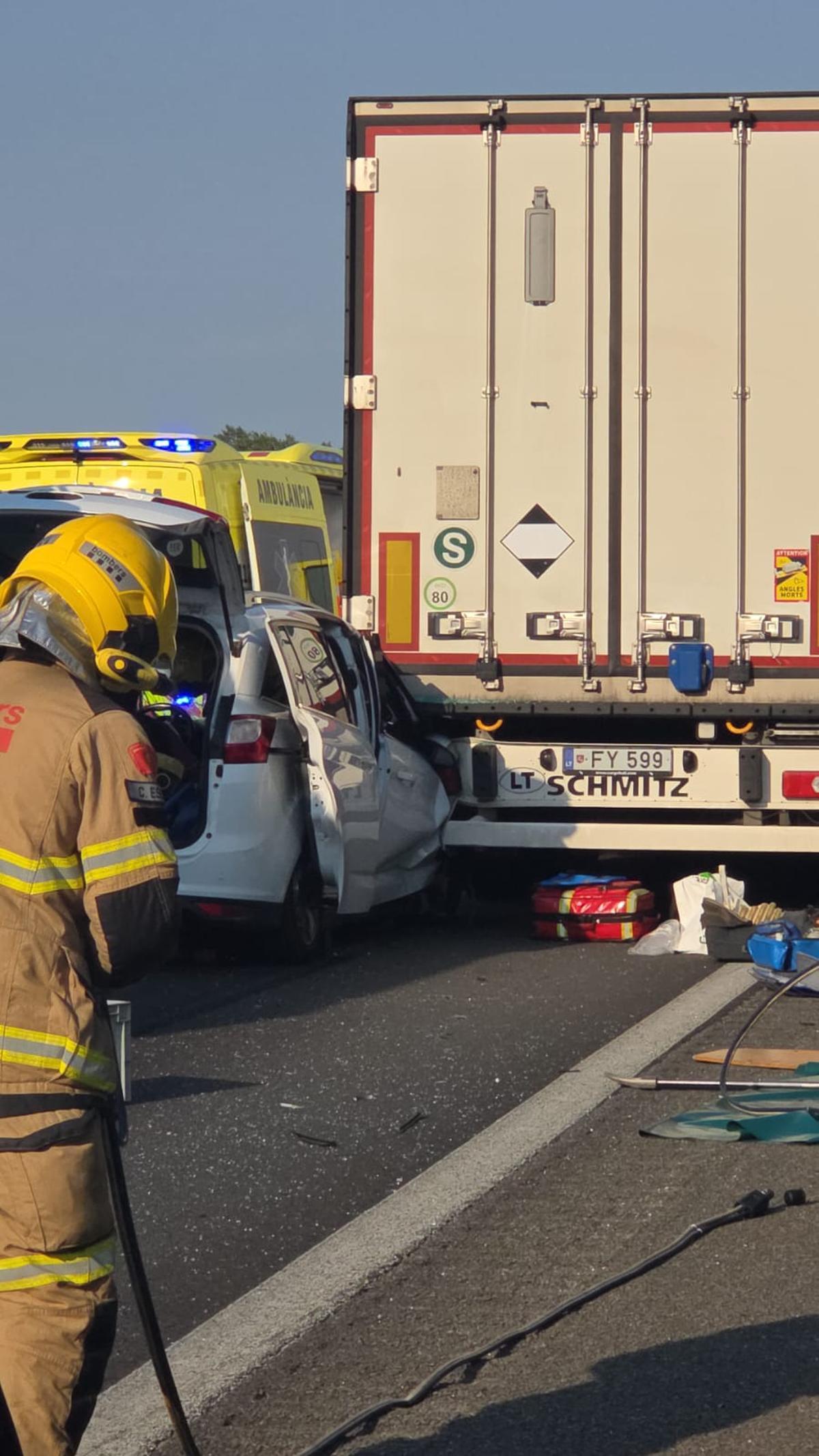 Serveis d’emergència treballant en l’accident de l’AP-7 a Sant Celoni.