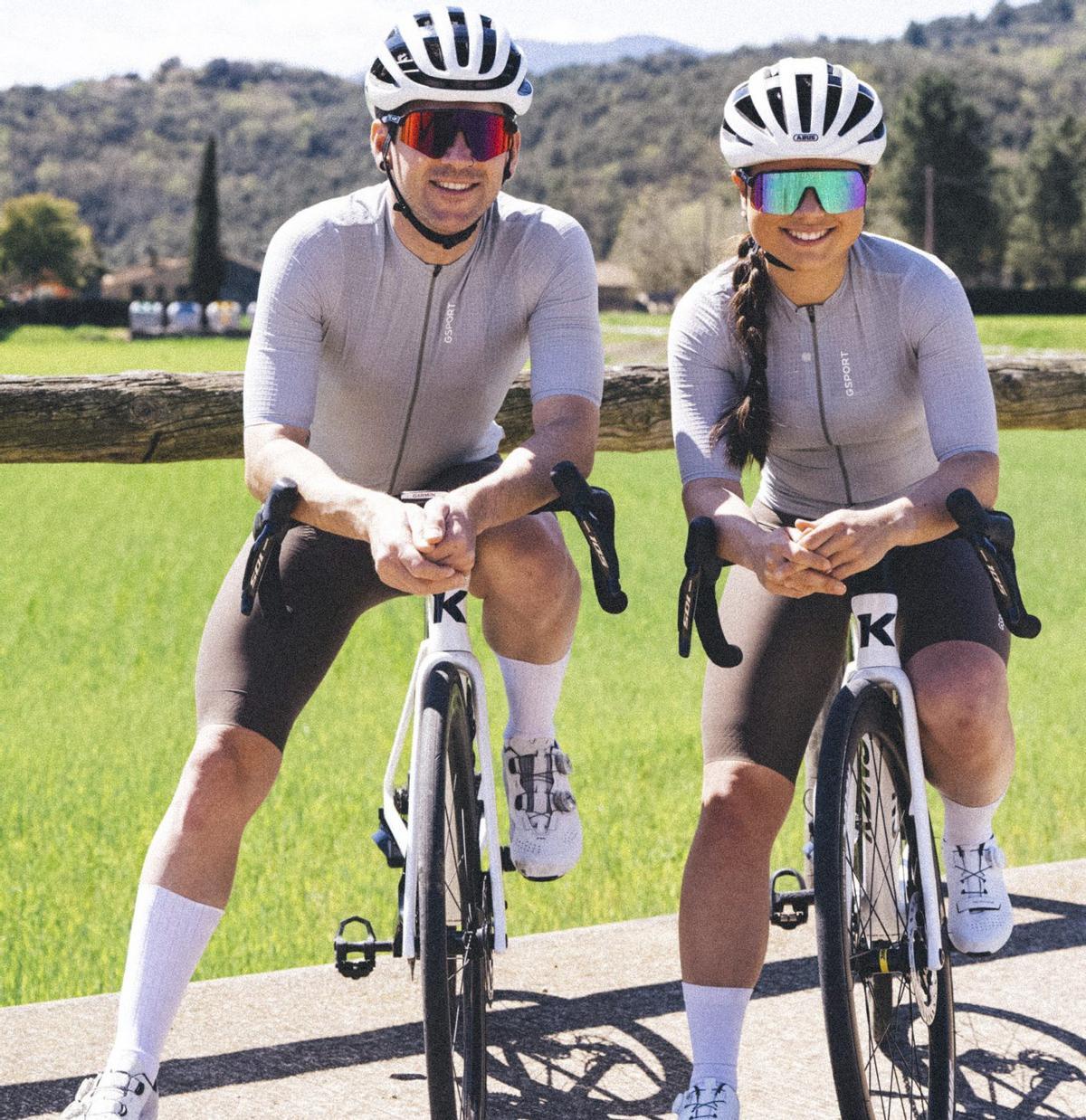 Valcárcel y Olmos en una de sus salidas en bici.  | ALBERT  DOMÈNECH