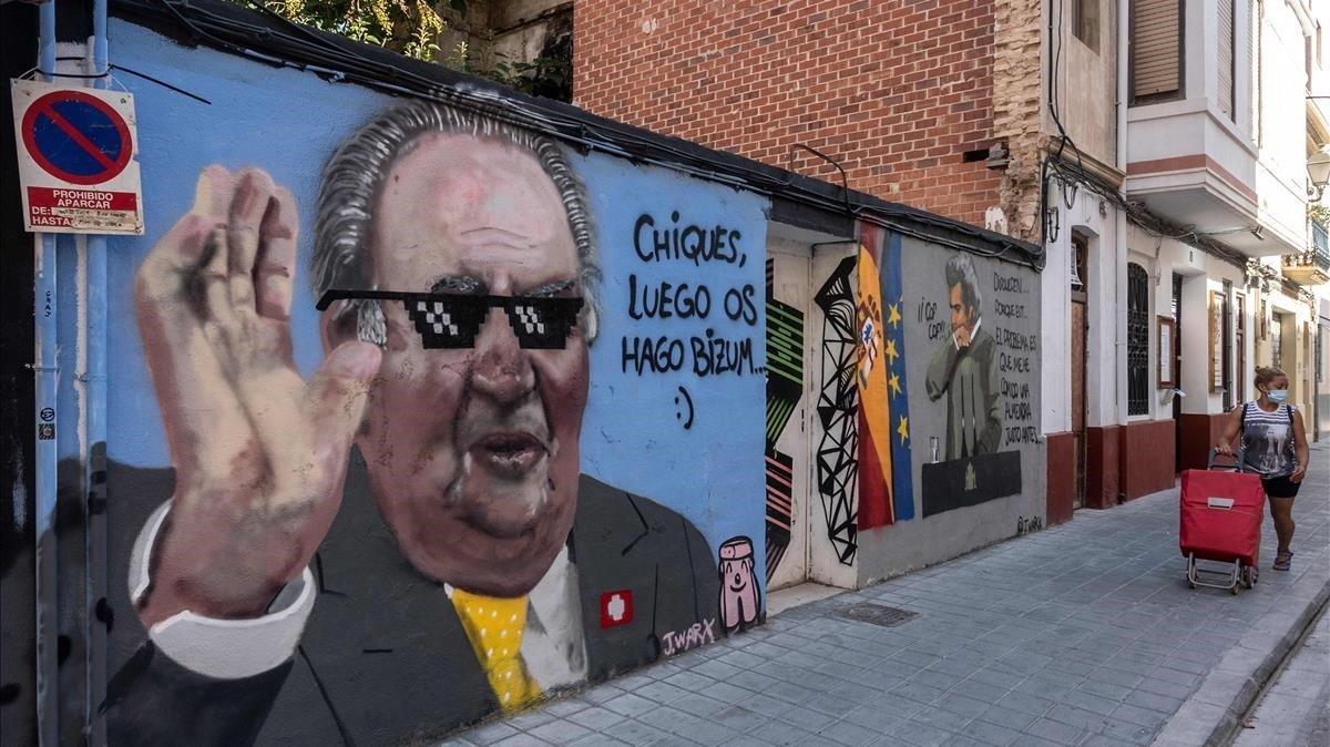 Graffiti satírico del artista J Warx en una calle de Valencia, en agosto del 2020, tras conocerse la marcha de Juan Carlos de España.