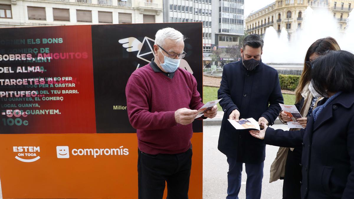 Presentación de la estructura reticular de Compromis en la plaza del Ayuntamiento: Ribó, Galiana, Beamud y Notario.