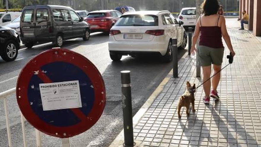 Una señal de prohibido aparcar con motivo de las fiestas en la ciudad.