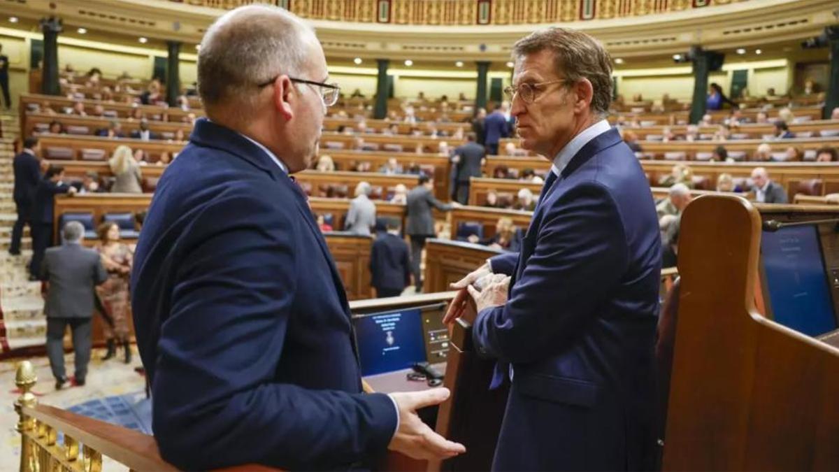 El líder del PP, Alberto Núñez Feijóo, junto al nuevo portavoz del grupo, Miguel Tellado.