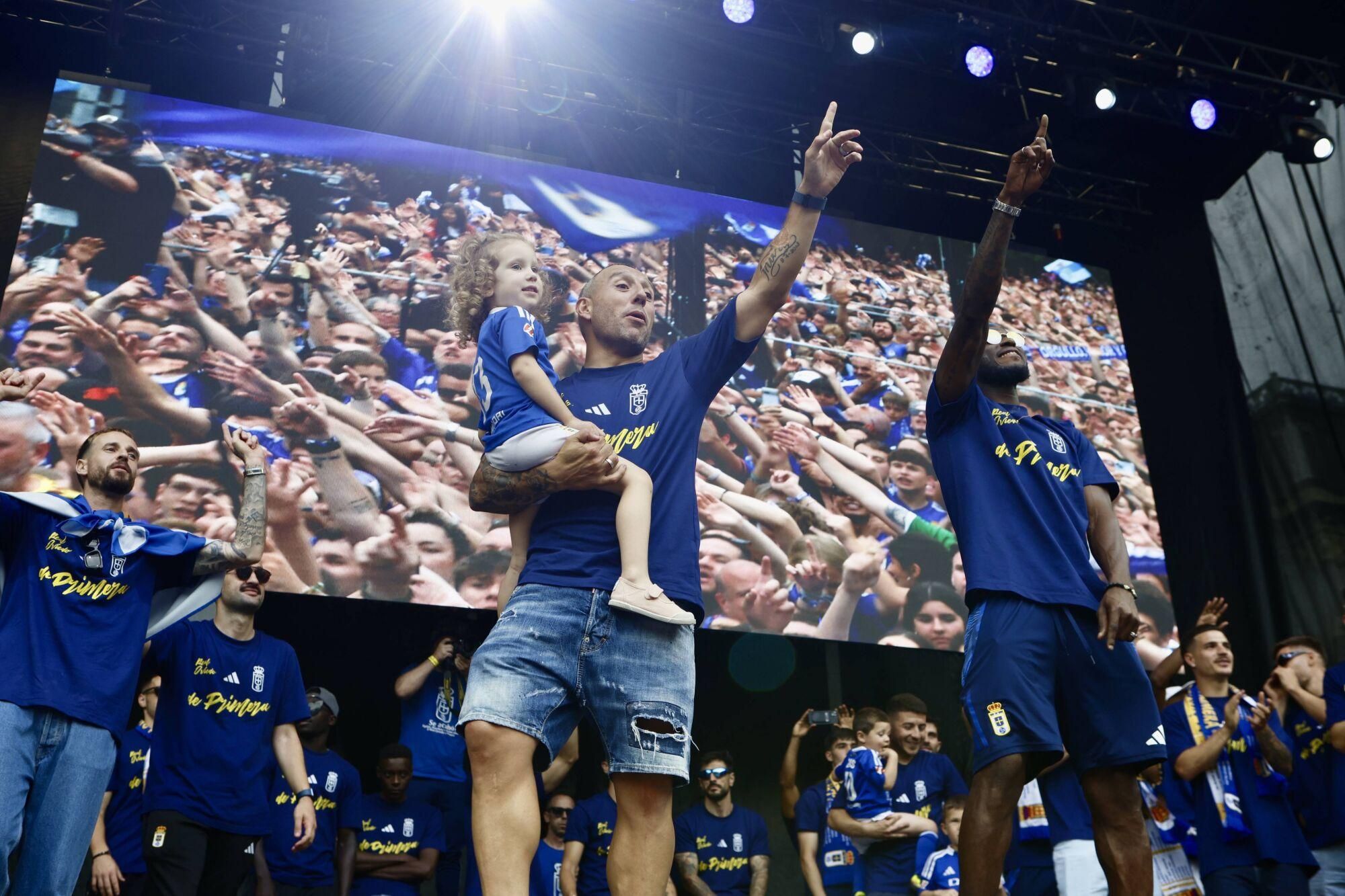 Locura azul en las calles de Oviedo para celebrar el ascenso del equipo a Primera División