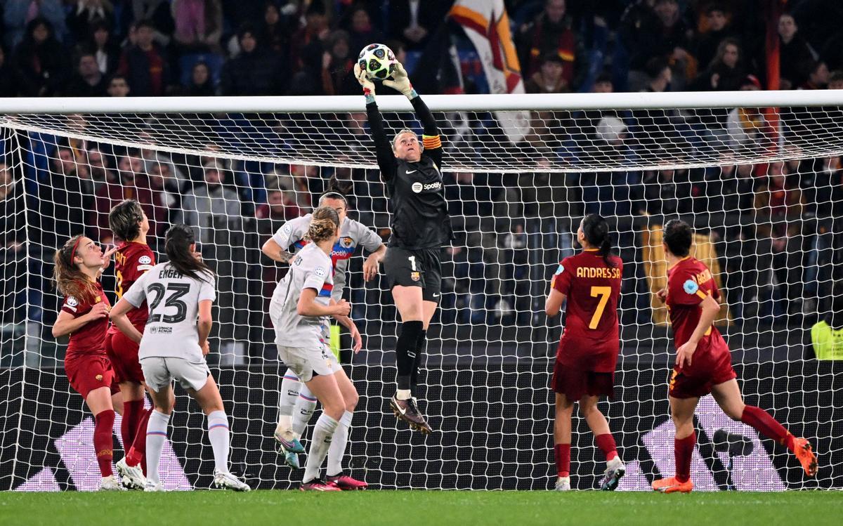 Sandra Paños atrapa un balón en su área durante el Roma-Barça en el Estadio Olímpico.