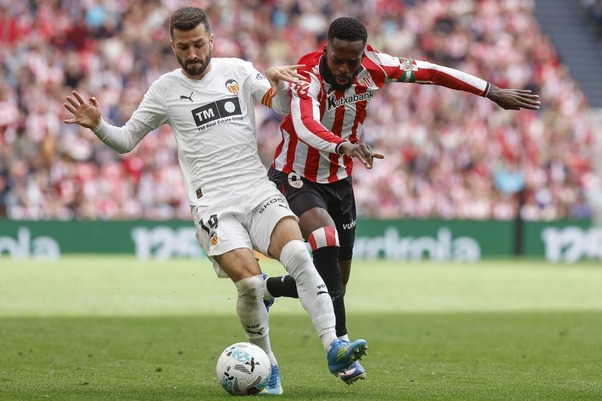 BILBAO, 10/05/2026.- El defensa del Valencia José Luis Gayá (i) controla el balón ante Iñaki Williams del Athletic, durante el partido de Liga disputado este domingo en el estadio de San Mamés, en Bilbao. EFE/Miguel Toña