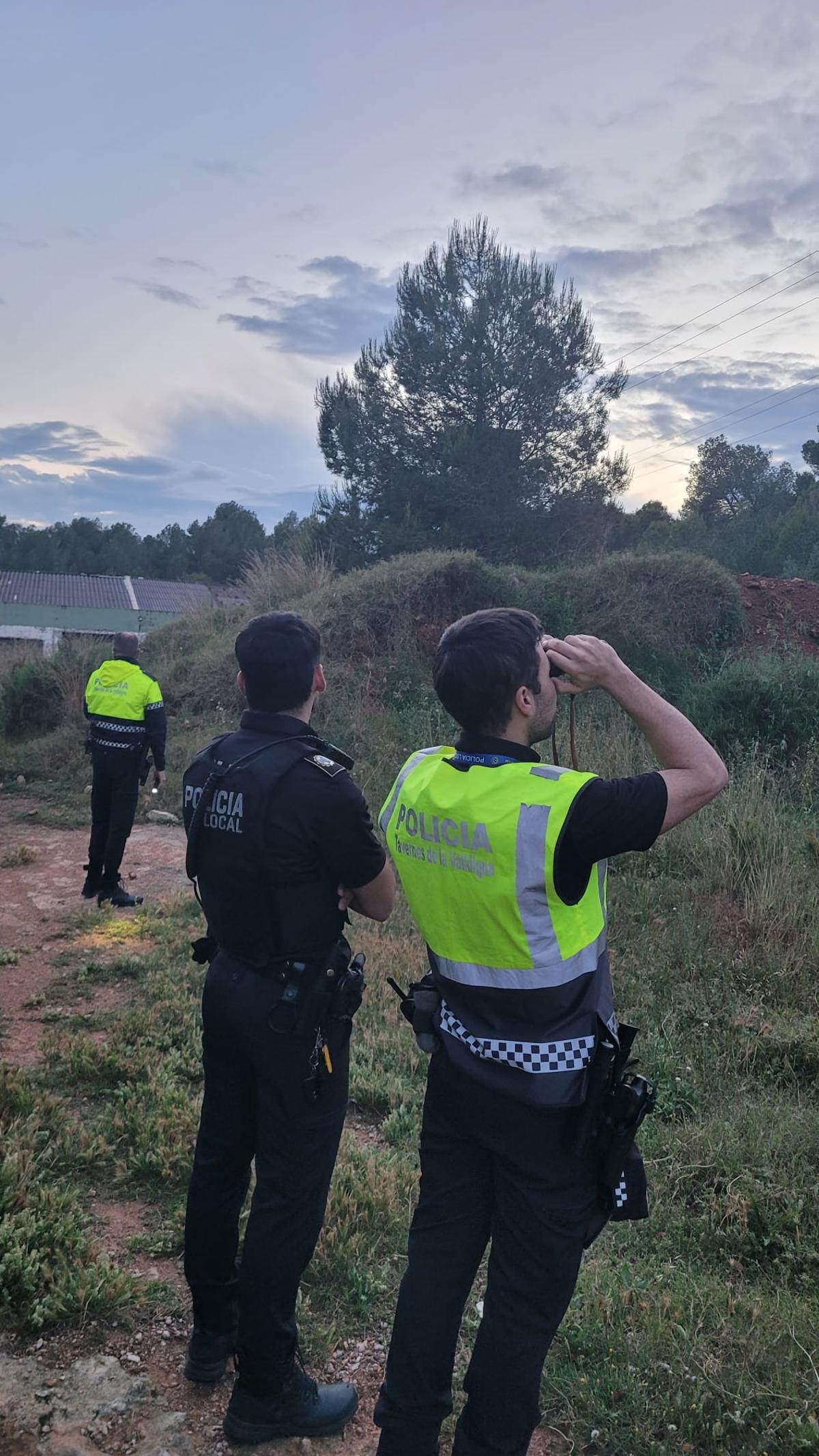 Tres agentes de la Policía Local de Tavernes, en una imagen de archivo.