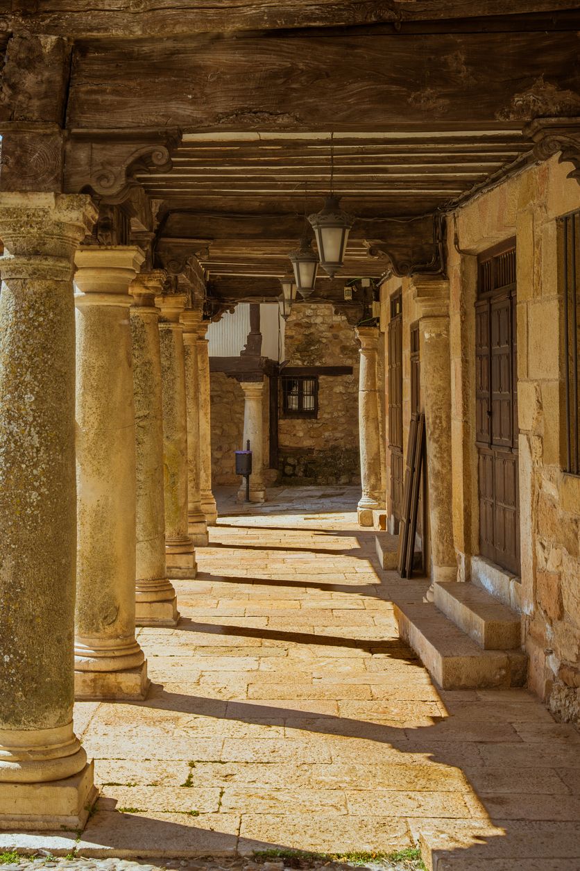 Los soportales de las plazas son marca de la casa en Atienza