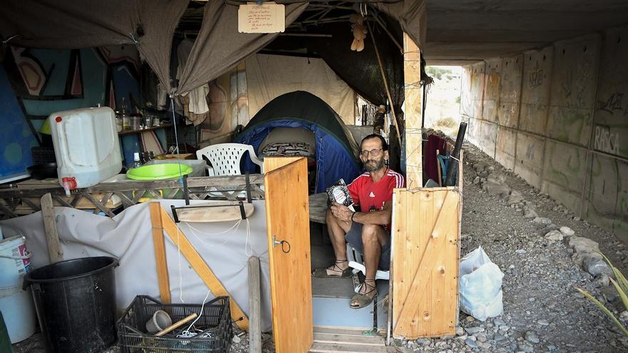 Miguel, el escritor cordobés que vive bajo un puente en Roquetas de Mar