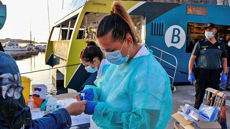 En Ibiza se realizaron ayer test rápidos a todos los pasajeros de dos ferrys a Formentera.