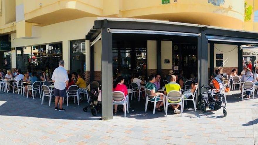 Imagen de la terraza de Tejeringo&#039;s Coffee, en la avenida Jesús Santos Rein, 1 de Fuengirola.