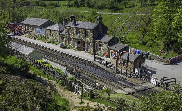 Sentarse en la estación de Goathland y ver los trenes pasar es un auténtico planazo.