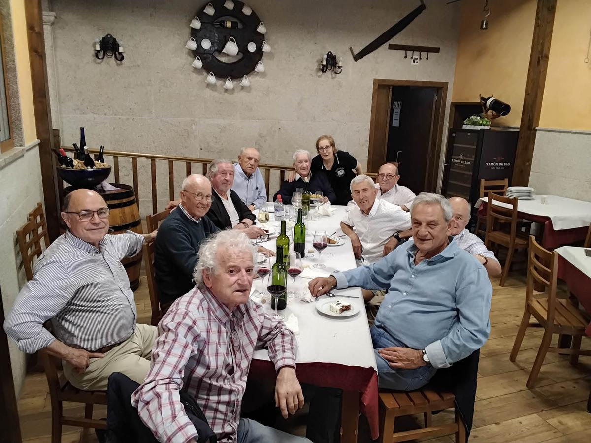 Pérez, con el comité del Gran Xantar de Atletas Históricos