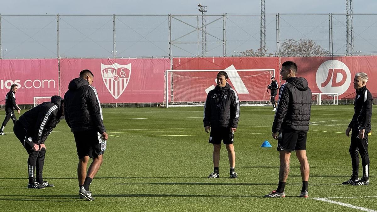 Matías Almeyda y su cuerpo técnico, durante un entrenamiento del Sevilla FC