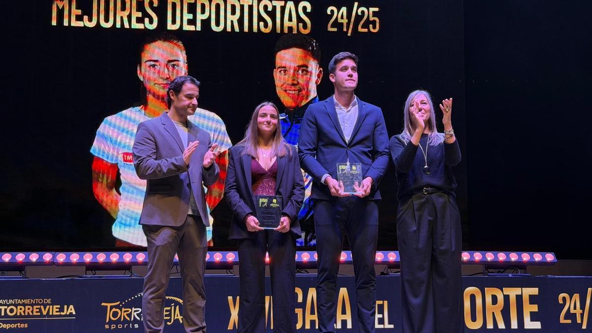 Ánder Martín y Charo Esquiva junto al alcalde Eduardo Dolón y la concejala de Deportes, Diana Box en la Gala del Deporte